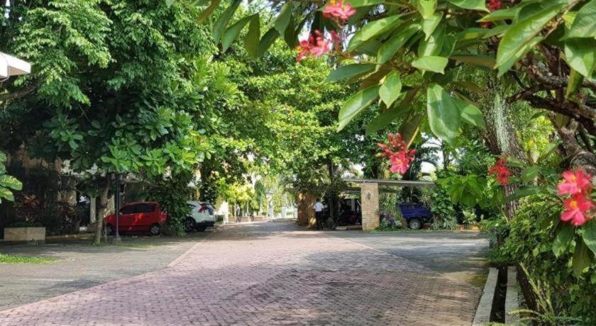 Hotel Sulawesi Джембер Экстерьер фото